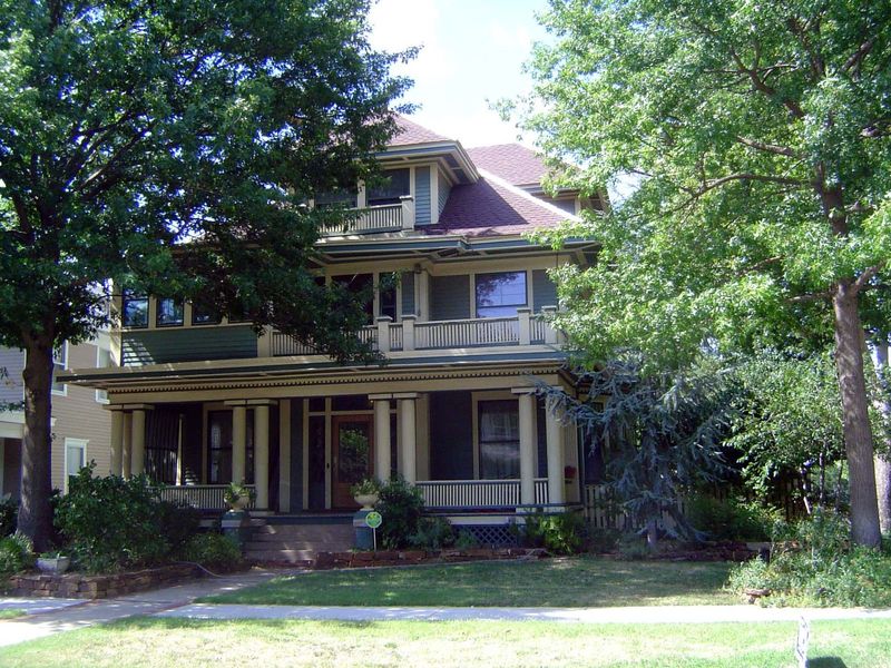 Here's 801 NW 16th, built in 1907 and in the same family since at least 1976. All three of these houses were within a minute's walk of the t
