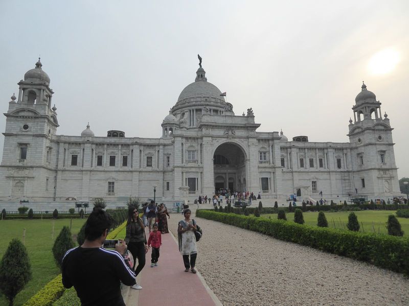 The original plan was for visitors to enter from the north and proceed to the rotunda with its statue of the queen. Instead, for some reason