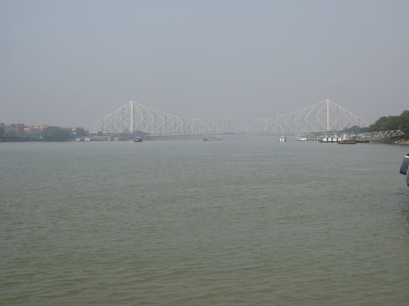 We're a five-minute walk from the river, seen here with the ungainly Howrah Bridge from 1943. I miss the old pontoon bridge from 1874, even 