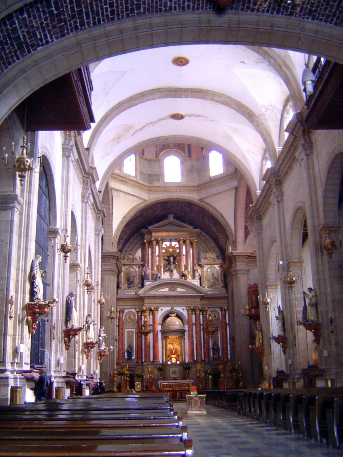 The neoclassical altar is by Manuel Tolsá.