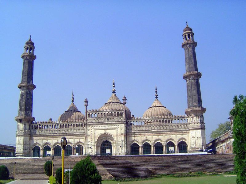 Here, from the third courtyard, is the Asafi Mosque, the mosque of Asaf-ud-Daula, the nawab responsible for the Bara Imambara. Non-Muslims m