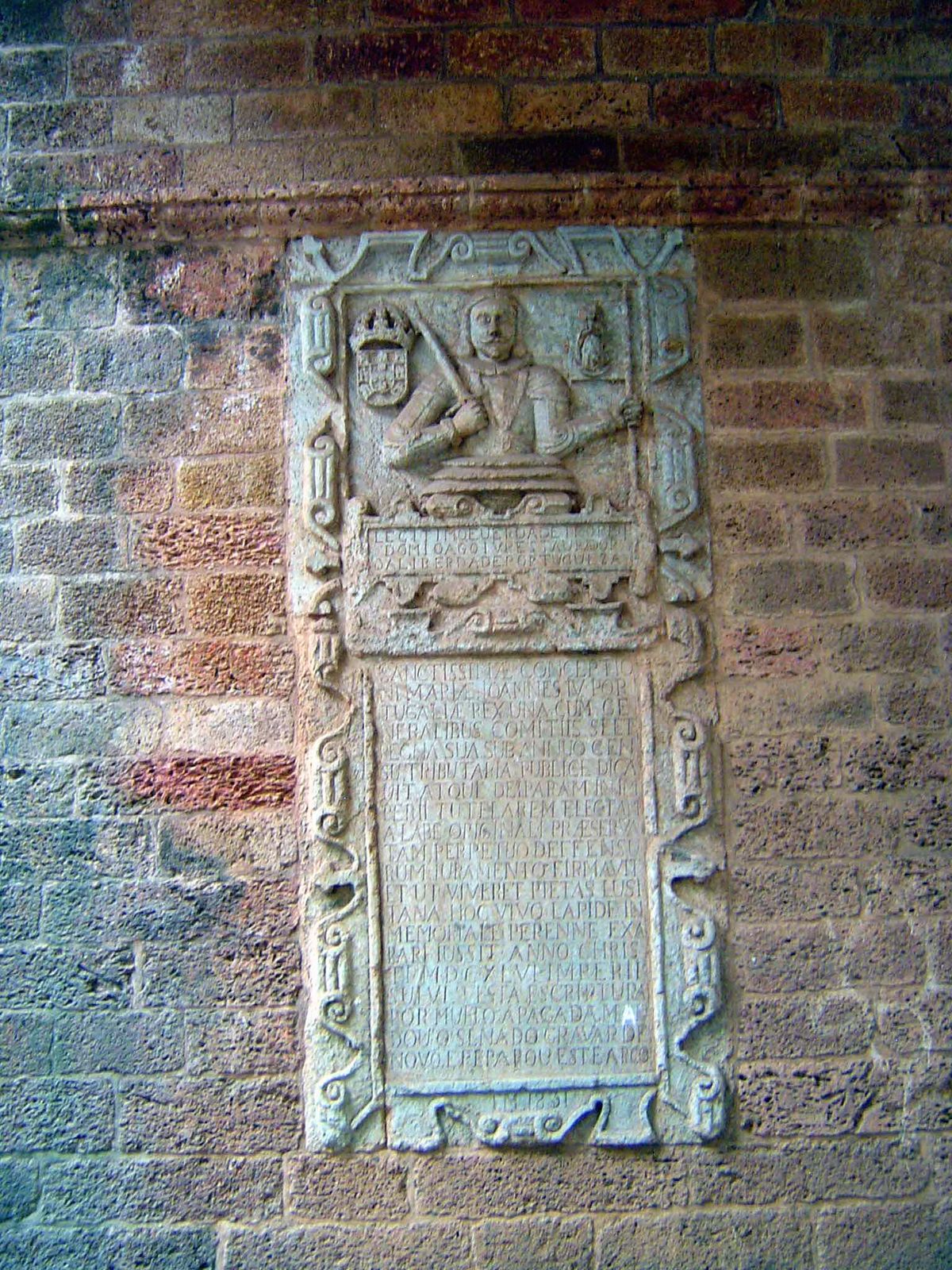 Inside the arch is this tablet. The upper portion reads: "The legitimate and true king, Dom Joao IV, restorer of Portuguese liberty. 1656." 