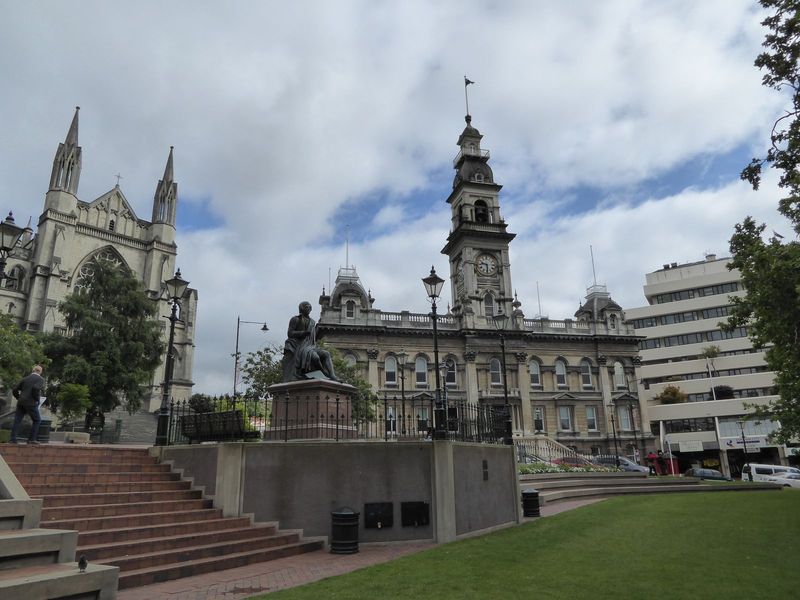 Who could this be, perched in front of the Municipal Chambers and St. Andrews?