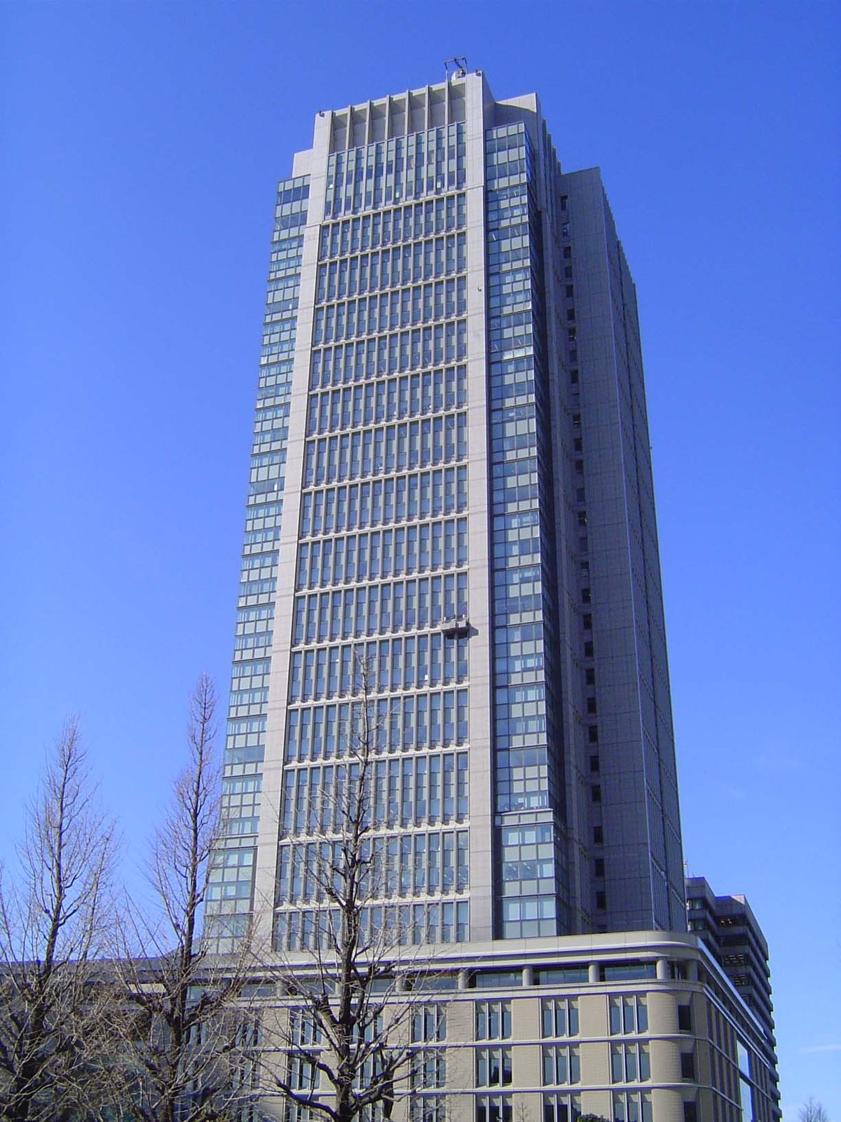 This is the Marunouchi Building, the tallest of the many buildings at Marunouchi. Like other Mitsubishi Estate Company properties, no archit