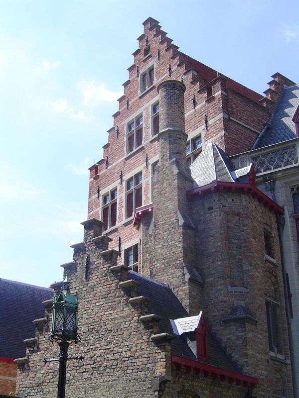 You'll also find many buildings with stepped gables. This is the Porter's Lodge at Van Eyckplein. These porters were traders, not people who