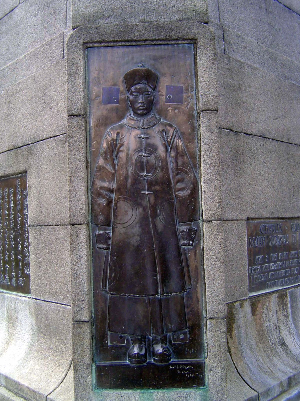 The monument has stylish sculptures of the main ethnic communities of Kuching, in this case the Chinese.