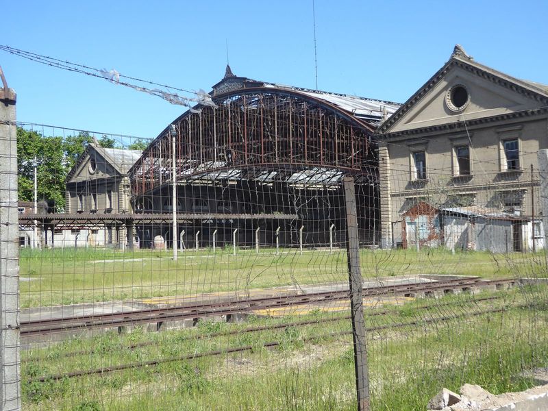 Here's the Estacion Central General Artigas, a fine old station that closed in 2003 and is still waiting for somebody to do something.