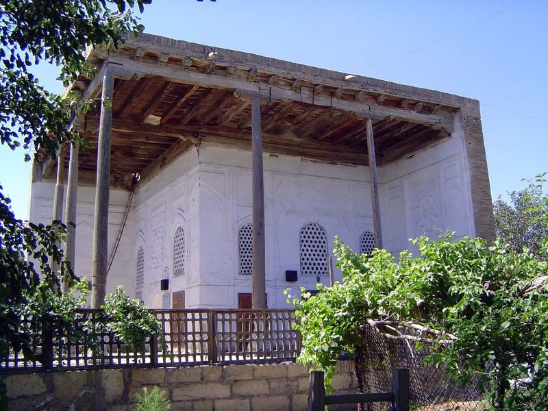 Up close, it's revealed as a single-module guzar or flat-roofed mosque. It looks simpler than both the Bolo Hauz mosque and the mosque of th