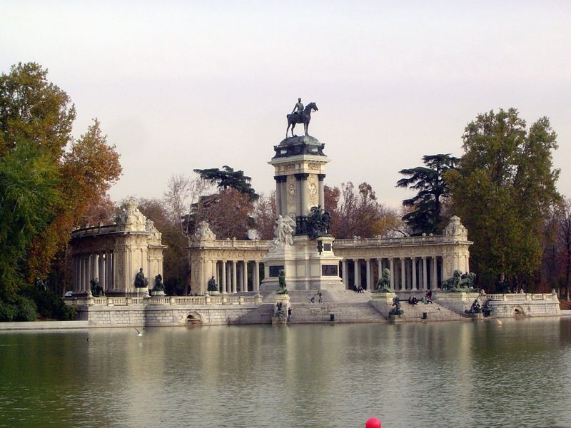 The grandest feature in the park is the extravagant memorial to Alfonso XII. It was the result of yet another competition; the winner was Jo