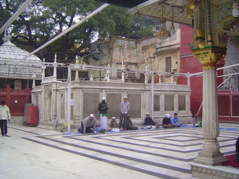 The site almost at once became a popular burial ground, and having a tomb close to Nizamuddin's was a mark of high status. The roofed tomb o