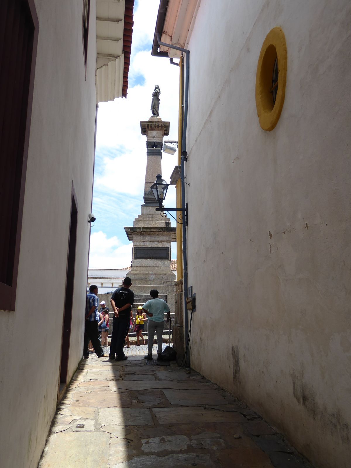 Where does the alley lead? Here, to the Tiradentes monument.