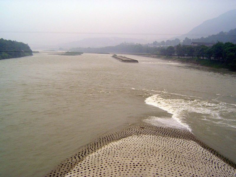 The Fish Snout divides the stream. Originally of rock, it was rebuilt in concrete in the 1920s.
