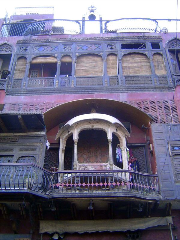 Close-up. The striking feature, of course, is the jharoka, borrowed straight from the Hall of Public Audience in the Lahore Fort.

It looks 