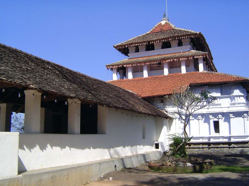 We've now come around 180 degrees. The hall to the left leads to a U-shaped corridor which wraps the vihara on three sides, rather like a tu