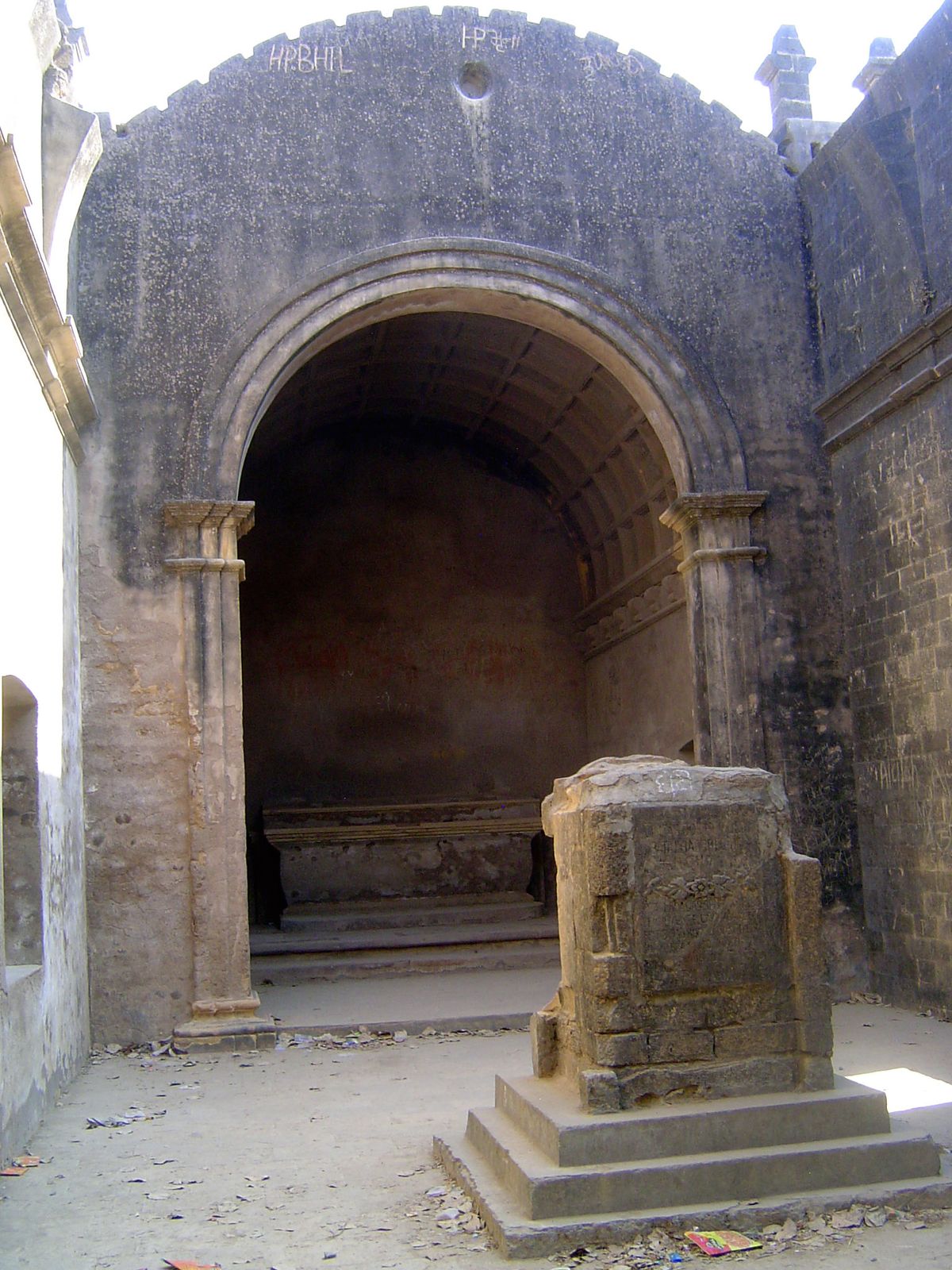 Although the roof of the nave is gone, the coffered choir is intact. The memorial carries inscriptions copied from older ones in the vanishe
