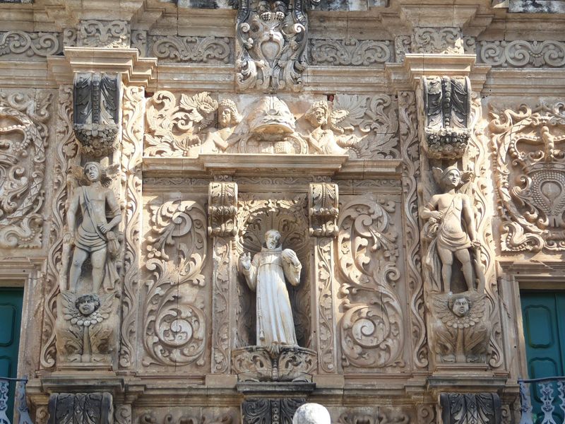 Smith writes that the "statues of St. Francis and other saints of his order are there located in niches of the most extravagant Churriguerre