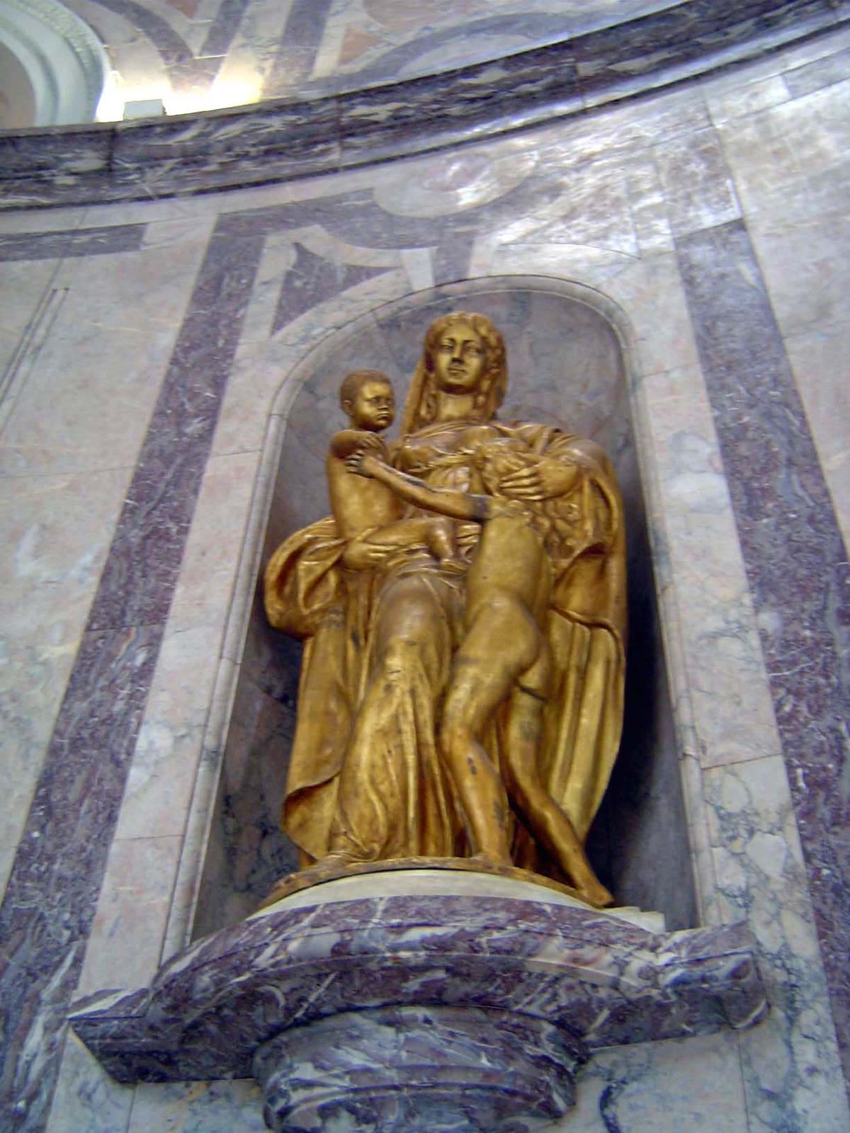 The most prominent statues in the rotunda are a set of four gilded bronzes by Arsene Matton 1873-1953, who visited the Congo twice in the co