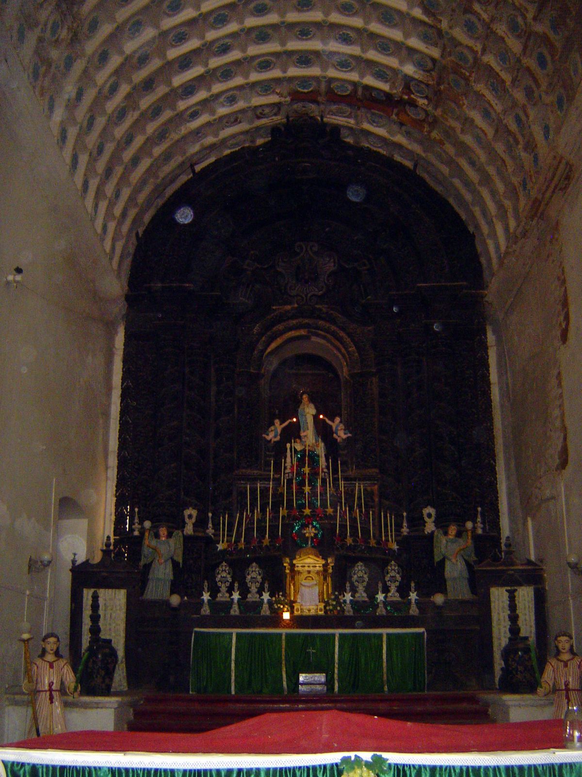 A closer view of the retable or altarpiece.
