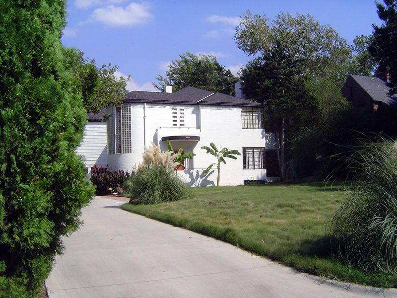 Moderne at 3200 Harvey. Built in 1935.