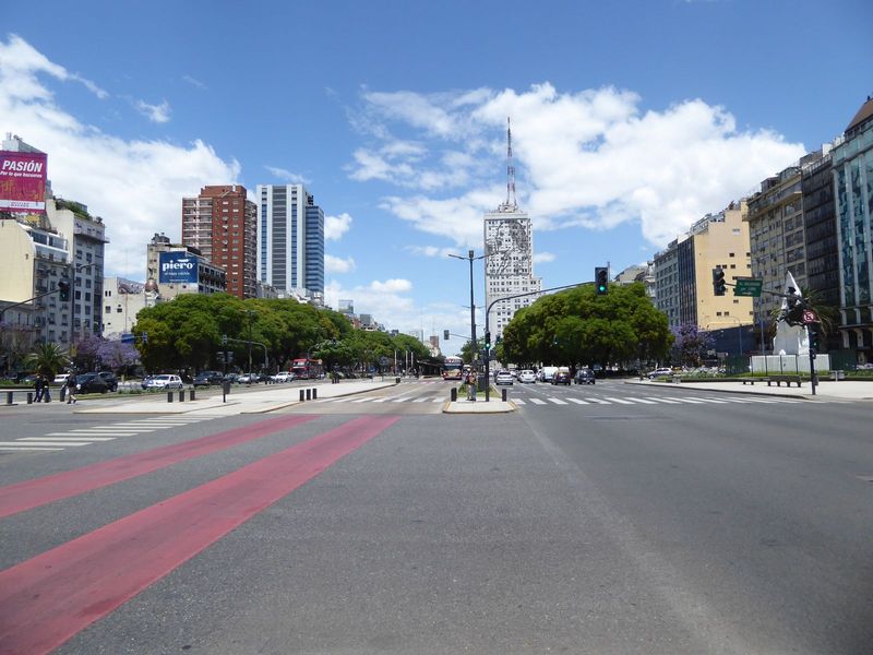The view south along 9 de Julio. The central lanes are for buses. Think you could throw a ball across the street? Cast a line? The street is
