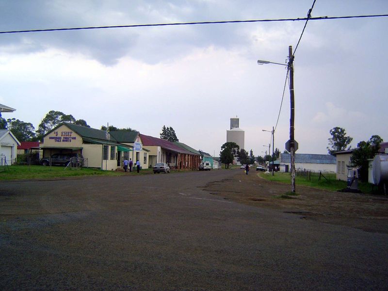 The main intersection in Tweeling, a withered place.