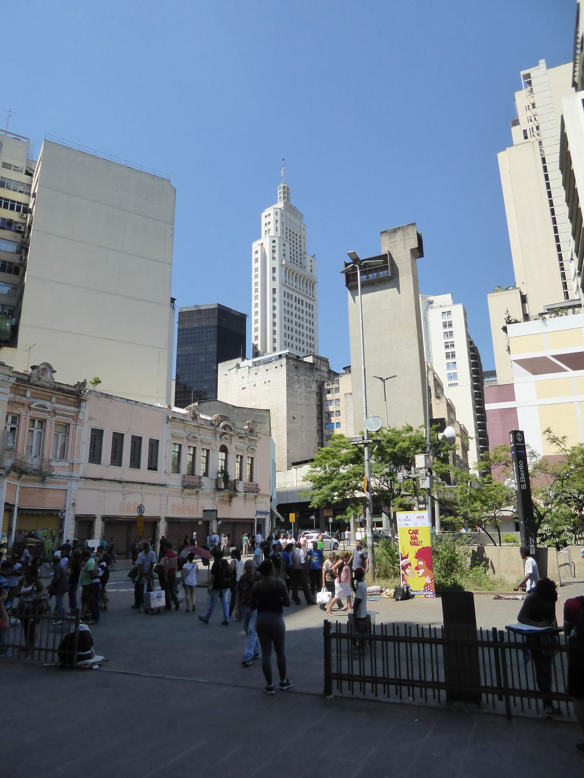 Meanwhile, highrises continued to grow, in this case the Banespa Tower, inspired by the Empire State Building. The architect was Plinio Bote