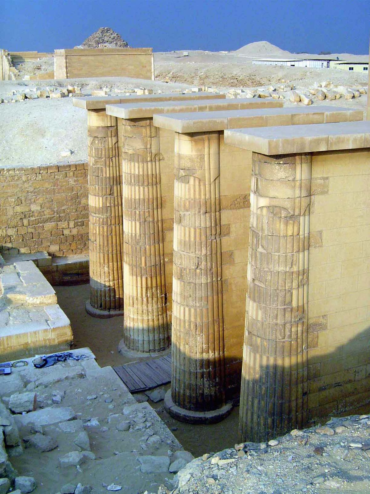 Inside, there's a hall with columns imitating papyrus bundles. Unable yet to build freestanding columns, the builders here supported the inc