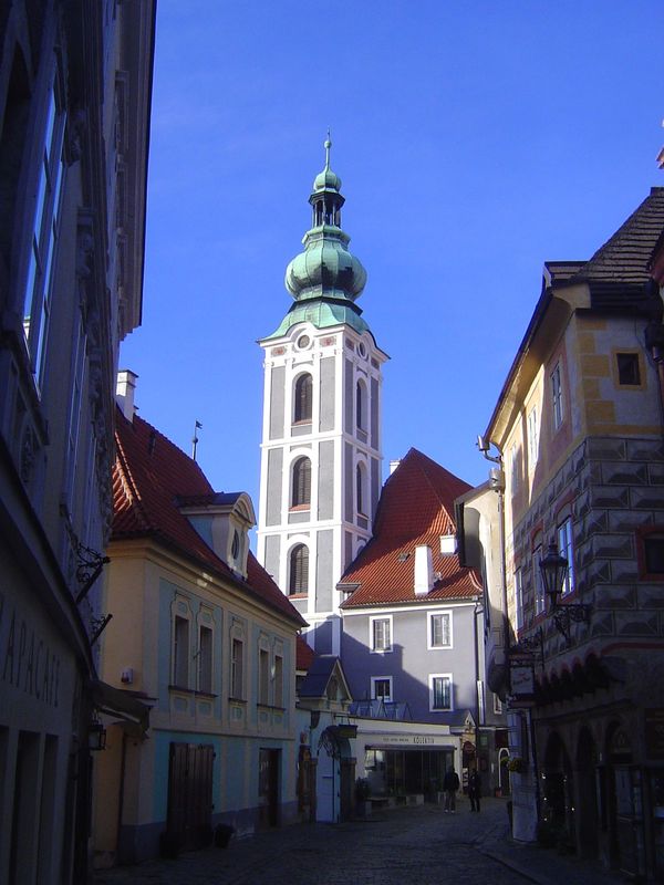 The landward approach is all shops. The street, by the way, is the main one passing through the neighborhood called Latran, which grew up at