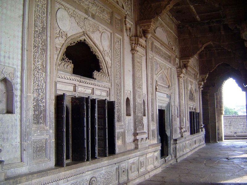 The entire Qur'an was said to be inscribed on these walls in gilt on an azure background. Comparing this tomb with that of Ibrahim's father,