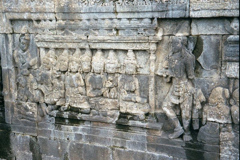 Then Sudhana must recognize Manohara among a large group of nymphs. No problem!