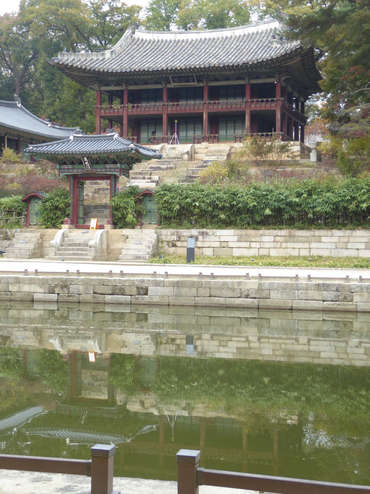 Overlooking the pond are the Osu-mun Gate and, on the hill behind it, a building of two floors. The lower housed a precious library and docu