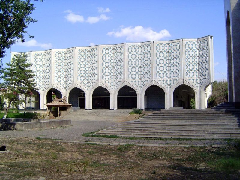 The Exhibition Pavilion of the Artists' Union of Uzbekistan was built in 1974 and has other hints of tradition, not only in the arches but i