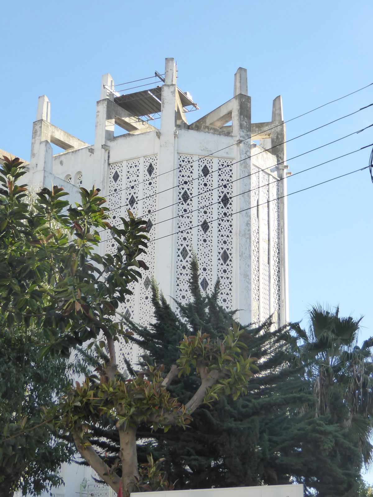 The material is reinforced concrete, but the geometric netting may echo the Alhambra.