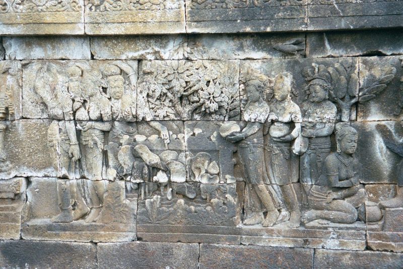 Sudhana makes his way to the land of the kinnaras, where nympths prepare to bathe Manohara. He puts her ring into the water jar on the right