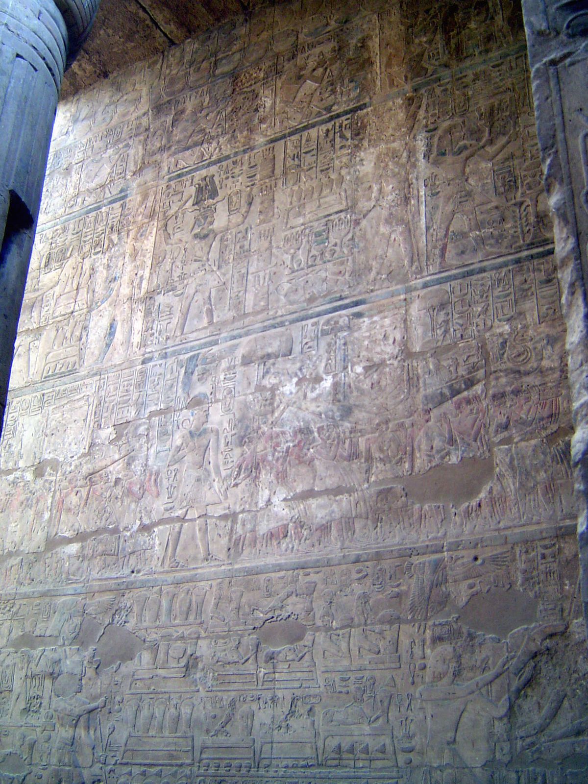 The adjoining rooms are elaborately decorated with royal narratives.