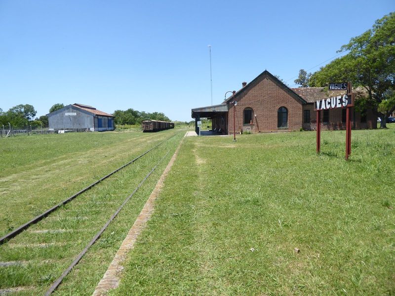 It’s an abandoned line of the Argentine Central. This was never the main line to Rosario; instead it was a branch parallel to and south of i