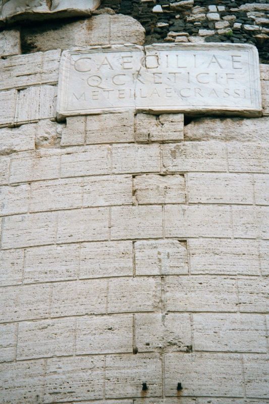 The inscription reads: Caeciliae Q. Cretici filiae Metellae Crassi. Cecilia was the daughter of Quintus Metellus Creticus and the wife of th