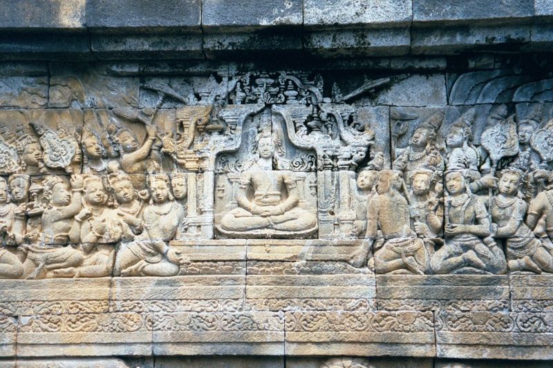 The gods gather round the Buddha to decide which of them shall accompany him.