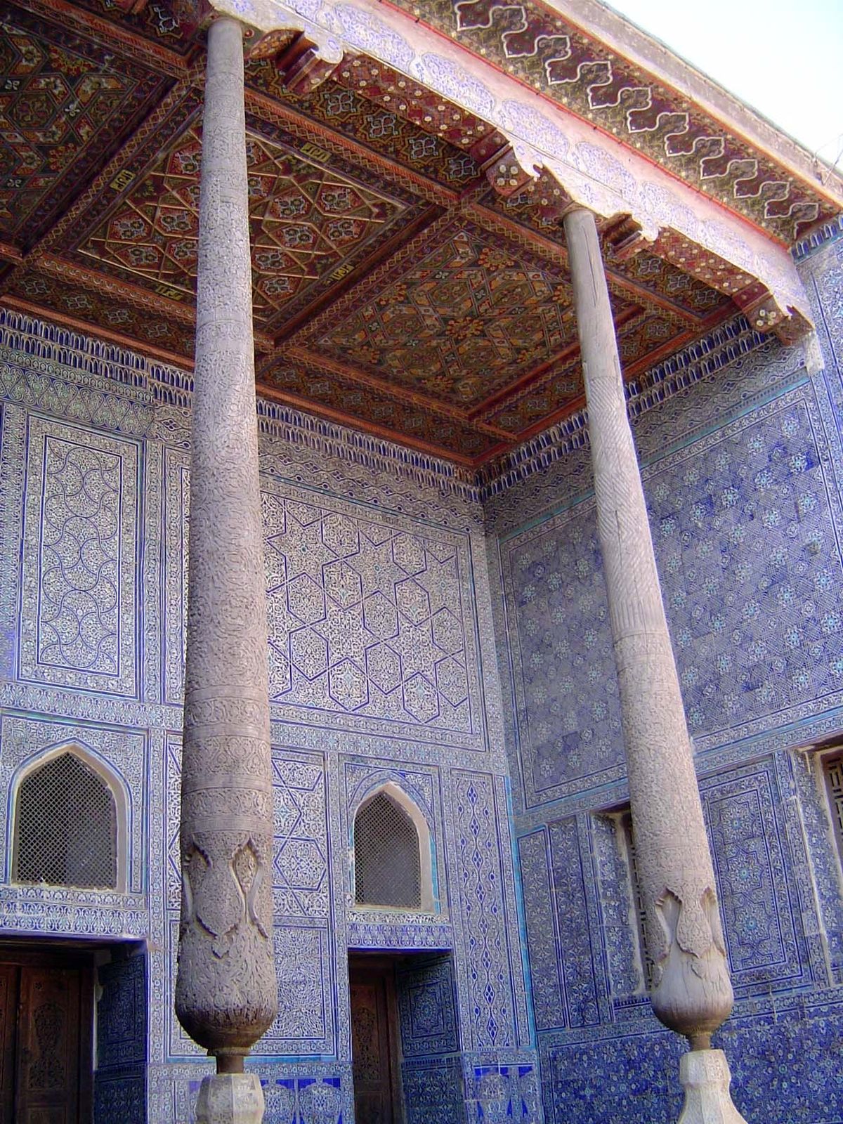 Tile ornamentation of the iwan.