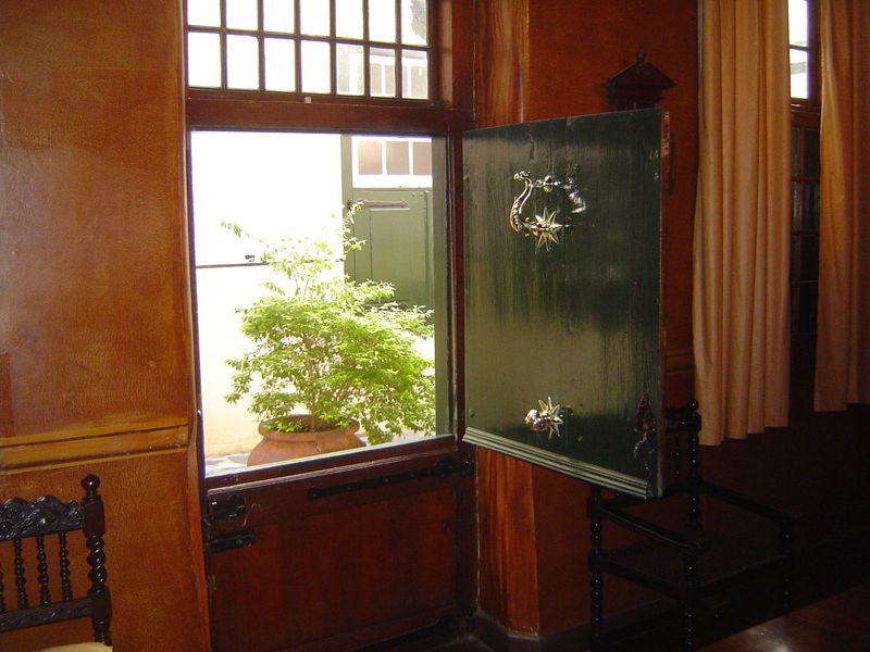 A split door opens into a small courtyard.