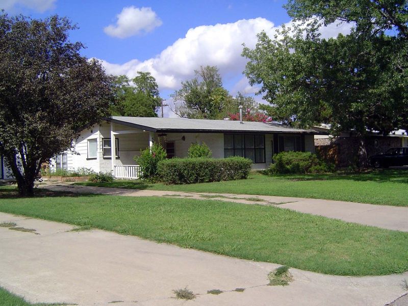 But Warr dared to experiment. This house was designed for Warr in 1948 by William Caudill and John Rowlett, then built by Clarke Pace. The c