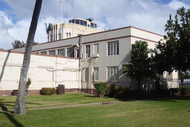 Nurse designed Hickam's buildings in a combination of Art Deco and Streamline Modern. Here's the Hickam Terminal, none too easy to photograp