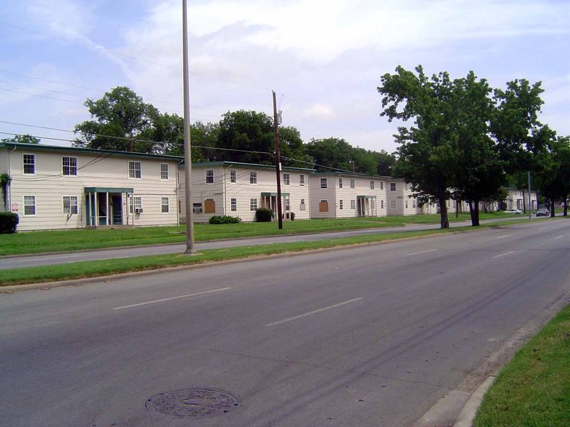 Several miles to the south, at Hatcher and Harwood, the Southland Terraces were built mostly in 1926. Only 60 of the 230 apartments are pres