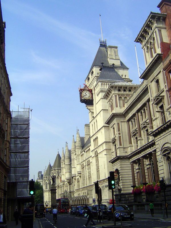 We've walked down to the Royal Courts of Justice, where the Strand turns into Fleet Street. Pevsner says that this is "not a popular buildin