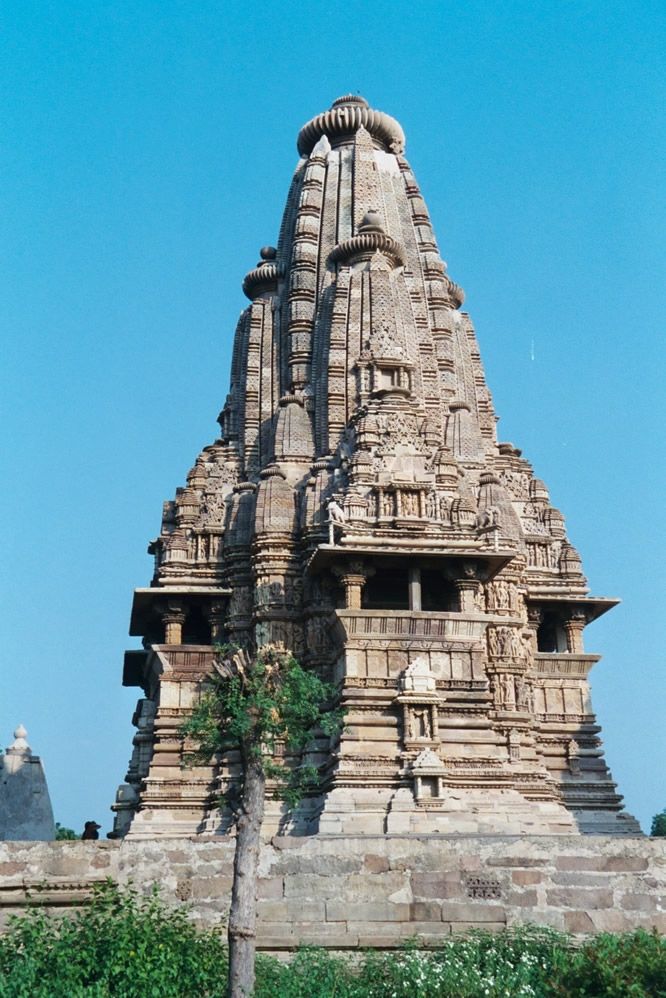 Seen from the back, Mahadeva reveals its balconies, accessible from an inner path around the sanctuary; such double-walled temples are calle