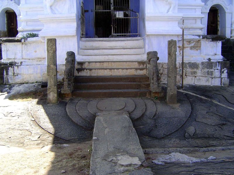 The entrance steps have guardstones and a crude moonstone cut from bedrock.