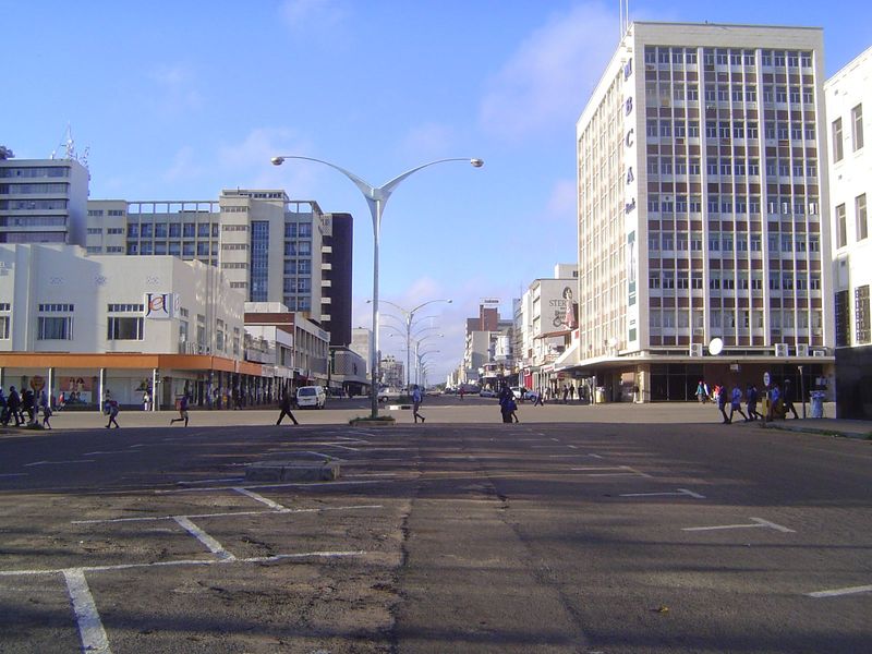 Same intersection, but looking down the cross street. There's a handsome corner building from the 1950s. Anyone have anything good to say ab