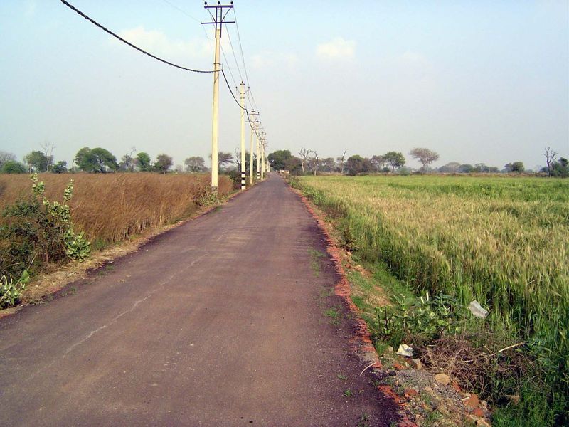 The approach here is from the west, in other words Delhi lies ahead.