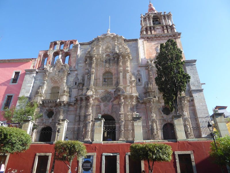 And here's the Jesuit's Iglesia de la Compa ia en Puebla, consecrated in 1765, a lifetime after the basilica. Sylvester Baxter calls the fac