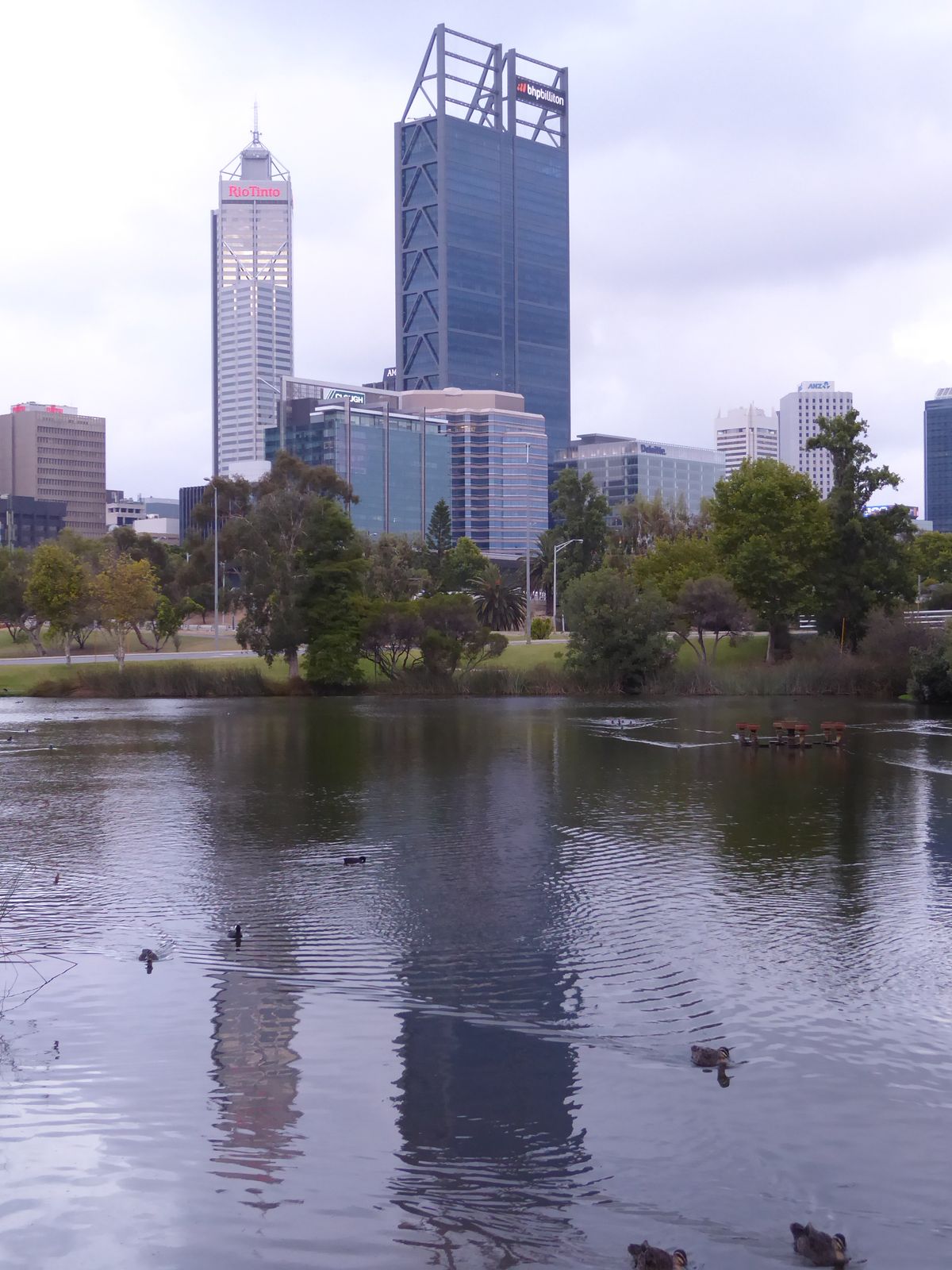 Amazing how water and distance help. Anyway, here you see the big boys at play. It's a bit confusing, because the buildings they're in are c